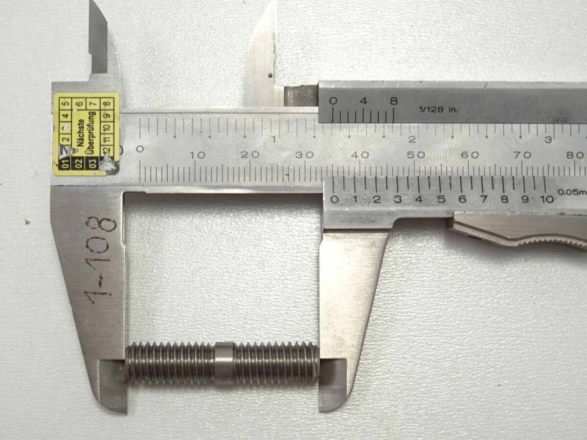 stud bolts cylinder head-exhaust manifold