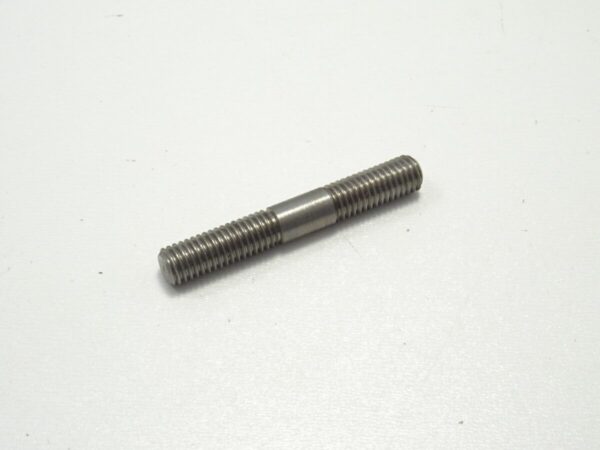 stud bolts cylinder head-exhaust manifold